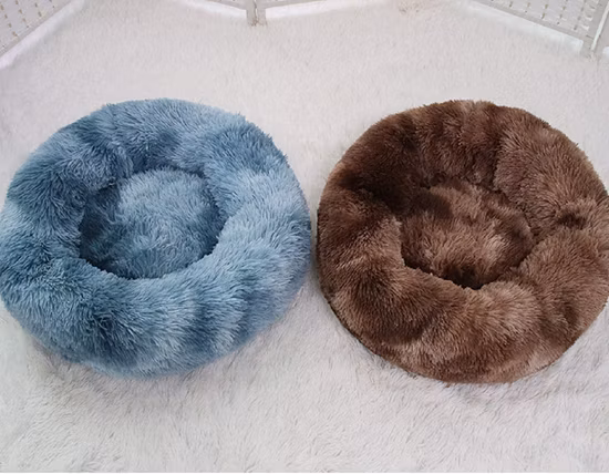 Blaues weiches Fleece-Hundebett aus cremefarbenem Nadelfell